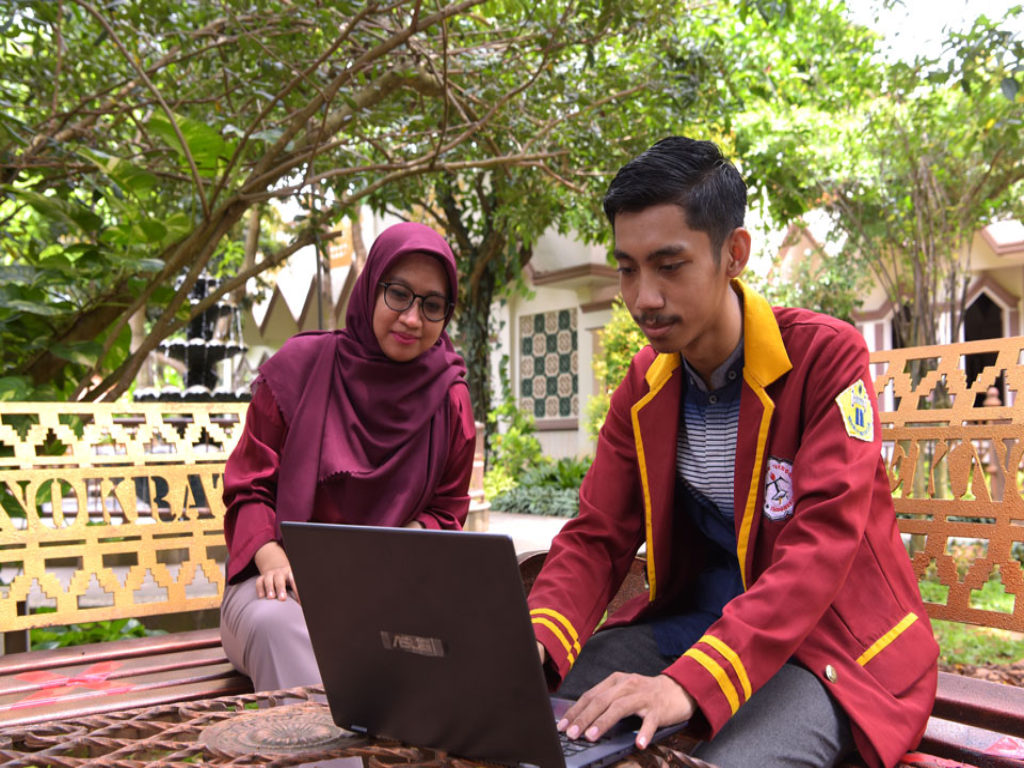 Universitas Terbaik Di Lampung Dua Mahasiswa Teknokrat Juara Pidato Dan Menulis Cerita Bahasa Inggris Tingkat Nasional Universitas Teknokrat Indonesia
