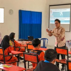 Universitas Teknokrat Indonesia Holds Video Editing Multimedia Training for SMKN 1 Natar, South Lampung
