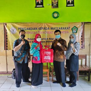 UNIVERSITAS TEKNOKRAT INDONESIA HELD A COMMUNITY SERVICE AT A SCHOOL IN CENTRAL LAMPUNG TO OPEN AND GIVE INSIGHTS ABOUT INFORMATION TECHNOLOGY