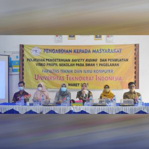 UNIVERSITAS TEKNOKRAT INDONESIA LECTURERS GAVE SAFETY RIDING TRAINING TO MINIMIZE TRAFFIC ACCIDENTS TO STUDENTS OF SMAN 1 PAGELARAN