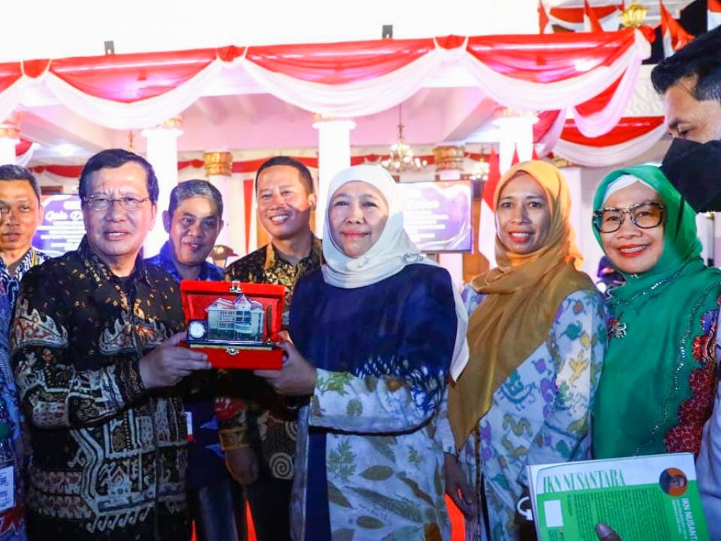 Gubernur Jawa Timur Sambut Rektor UTI Berikan Cinderamata