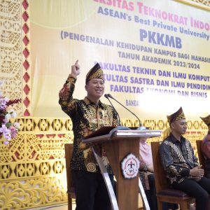 Penutupan PKKMB, Wakil Rektor UTI Dorong Mahasiswa Menjadi Sang Juara!